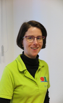Ärzteteam in freundlicher Kinderarztpraxis