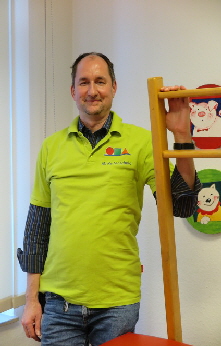 Ärzteteam in freundlicher Kinderarztpraxis