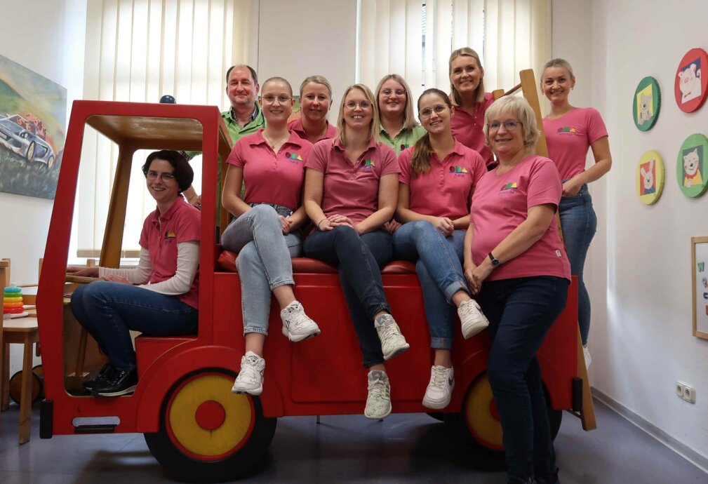 Lächelndes Team in kindgerechter Praxisumgebung