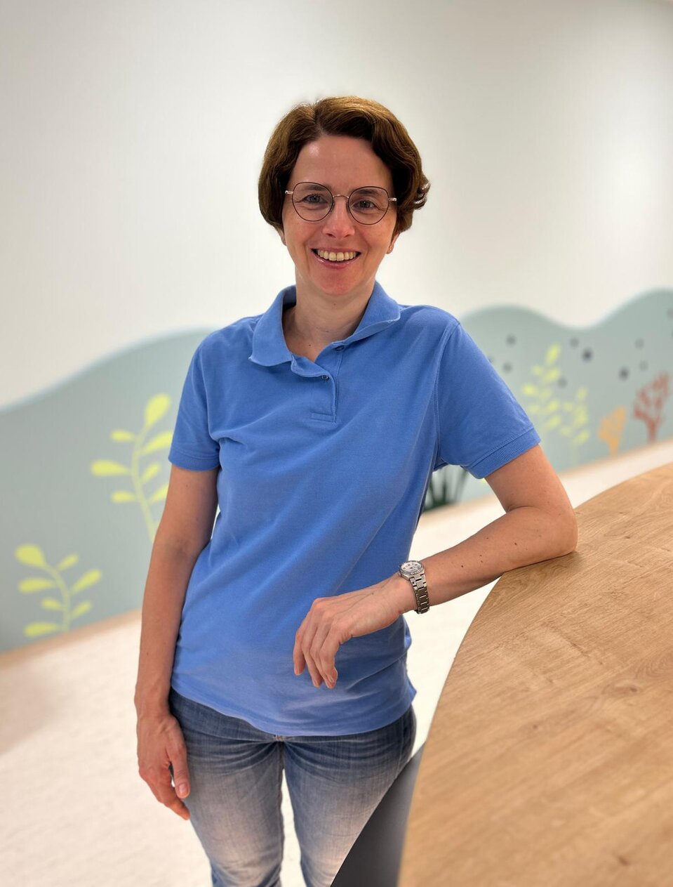 Ärzteteam in freundlicher Kinderarztpraxis